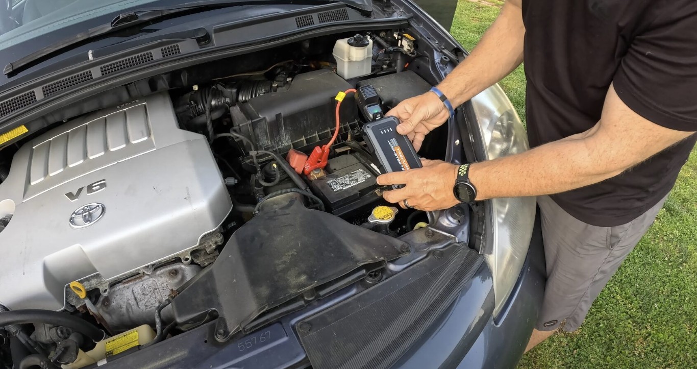 Roadside assistance battery jump service in Pembroke Pines, FL