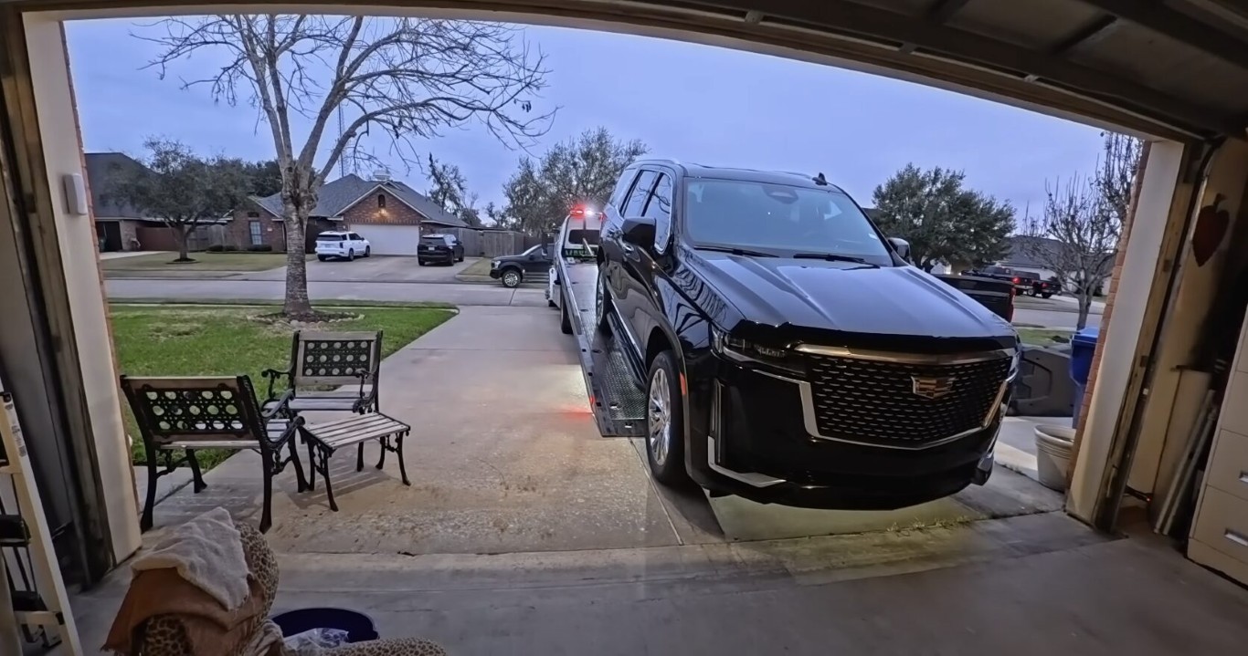 Junk car removal service with flatbed tow truck in Pembroke Pines, FL